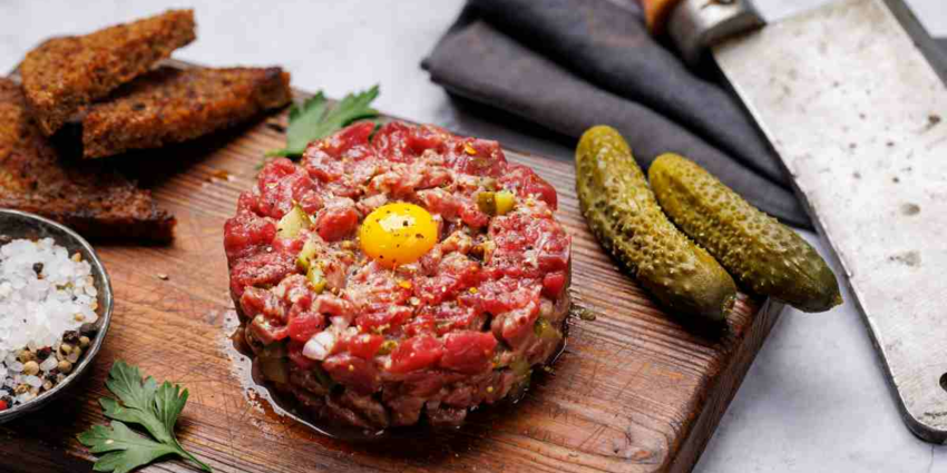"Tartare de chevreuil : une recette raffinée signée FNC et le chef Matthieu Payet-Godel"