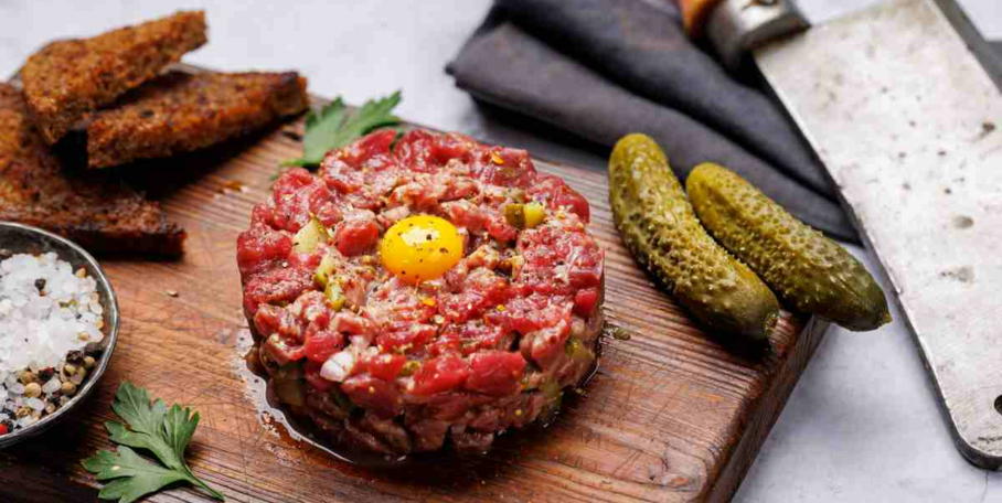"Tartare de chevreuil : une recette raffinée signée FNC et le chef Matthieu Payet-Godel"