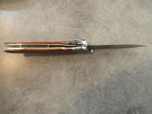 Très joli couteau de chasse pliant avec manche bois/métal et lame guillochés; acier 8CR13, 58HRC