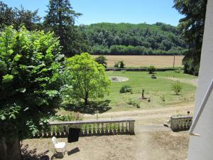 66 ha sur un tenant avec foret et reseau d'eau