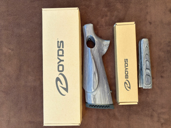 REMINGTON 7600 - CROSSE TROU DE POUCE GAUCHER ET POMPE ASSORTIE