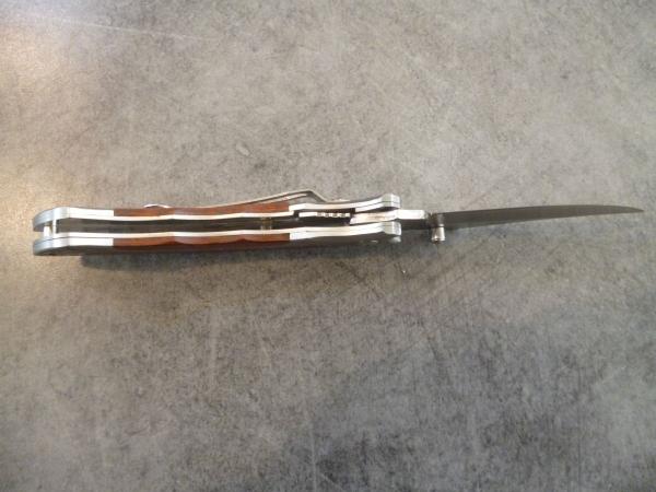 Beau couteau de chasse pliant, manche bois/métal Guiloché, lame acier 440C, dureté 57HRC