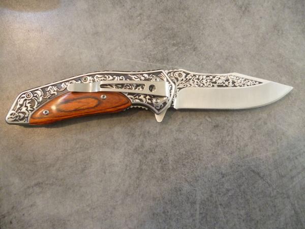 Très joli couteau de chasse pliant avec manche bois/métal et lame guillochés; acier 8CR13, 58HRC