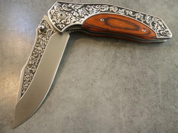 Très joli couteau de chasse pliant avec manche bois/métal et lame guillochés; acier 8CR13, 58HRC