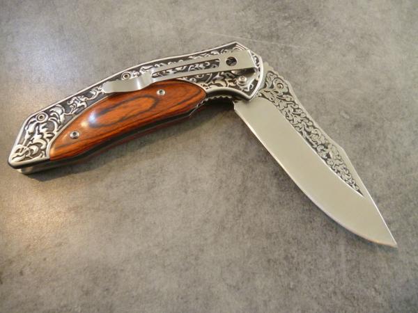 Très joli couteau de chasse pliant avec manche bois/métal et lame guillochés; acier 8CR13, 58HRC
