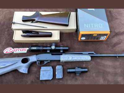 CARABINE A POMPE REMINGTON 7600 CAL 35 WHELEN - CROSSE TROU DE POUCE GAUCHER - 2 CHARGEURS - LUNETTE