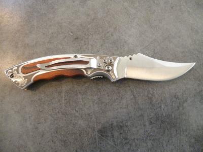Beau couteau de chasse pliant, manche bois/métal Guiloché, lame acier 440C, dureté 57HRC