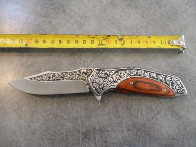 Très joli couteau de chasse pliant avec manche bois/métal et lame guillochés; acier 8CR13, 58HRC